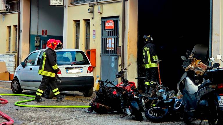 Santarcangelo, scoppia un incendio all’officina di riparazione di moto e scooter - Gallery