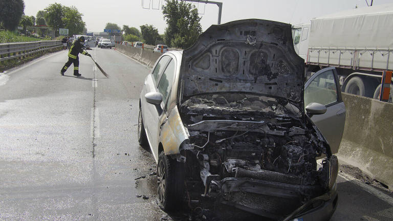 Ravenna, pauroso incidente: un'auto prende fuoco dopo un tamponamento