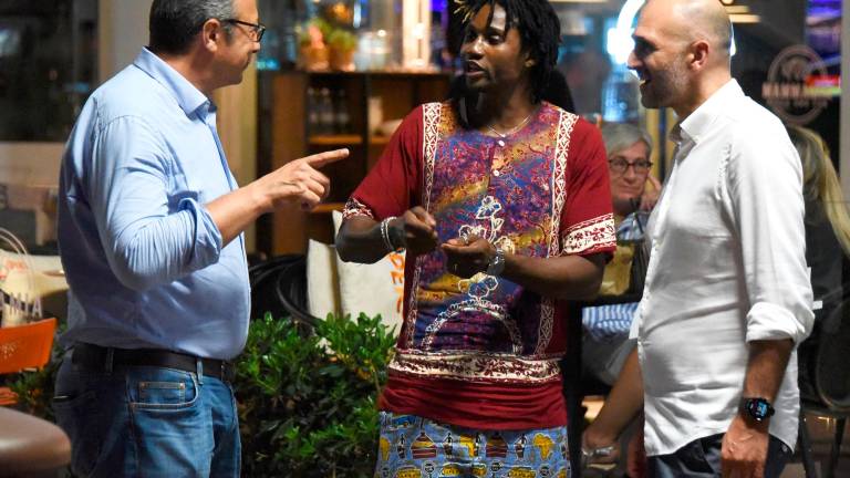 Riccione, Louis Dassilva si concede un drink in viale Ceccarini GALLERY