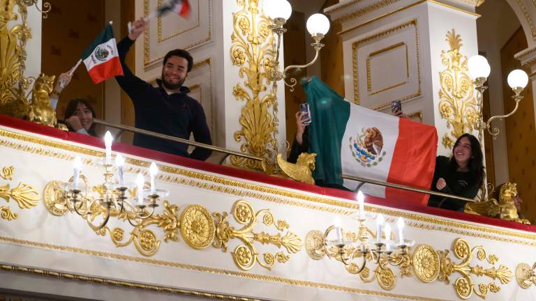 Bandiere messicane al teatro Galli