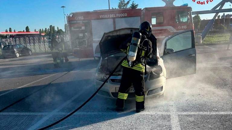 Forlì, incendio in un’auto in autostrada: nessun ferito
