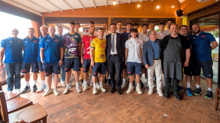 Foto di gruppo per il gruppo squadra della Consar con il sindaco Alessandro Barattoni foto fiorentini
