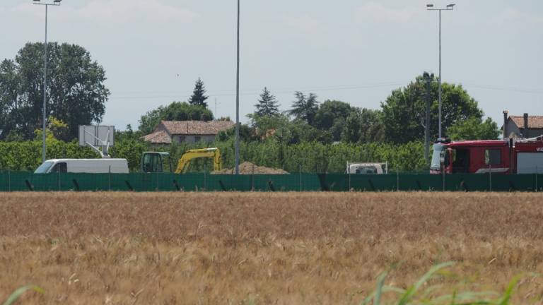 Bagnacavallo, fa retromarcia con l'autocarro e investe il fratello