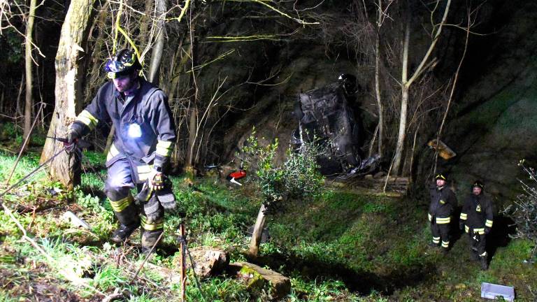 L’auto del ragazzo nella scarpata (fotoservizio Manuel Migliorini)