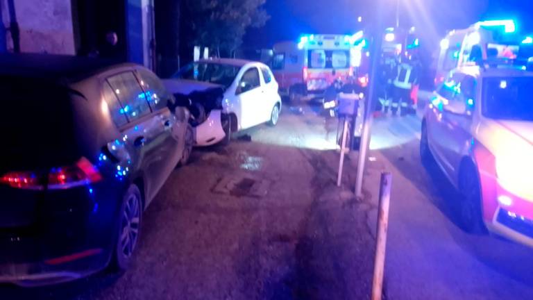 Ravenna, pauroso incidente: l’auto sbanda con un altro mezzo parcheggiato, 4 giovani all’ospedale - Gallery