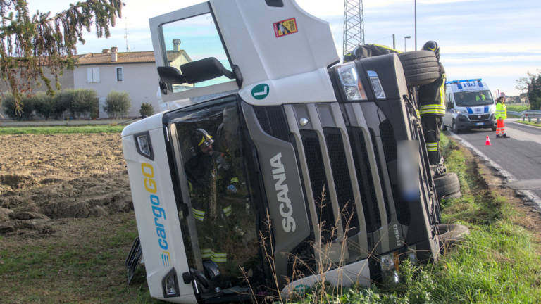 Ravenna, incidente: Tir si ribalta a Piangipane, camionista russo all'ospedale