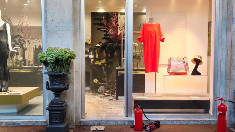 Riccione, incendio alla boutique in viale Ceccarini, il titolare intossicato dal fumo - Gallery