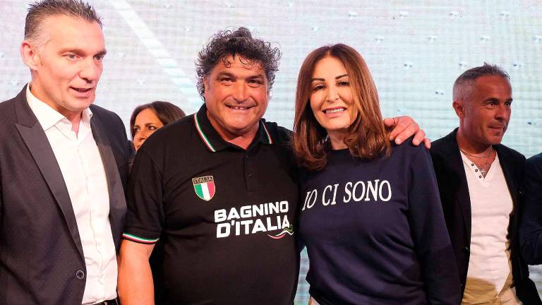 La ministra Daniela Santanché con Gabriele Pagliarani del Bagno 26 di Rimini
