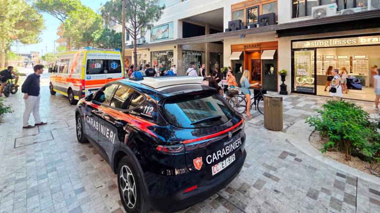 Riccione, incendio alla boutique in viale Ceccarini, il titolare intossicato dal fumo - Gallery