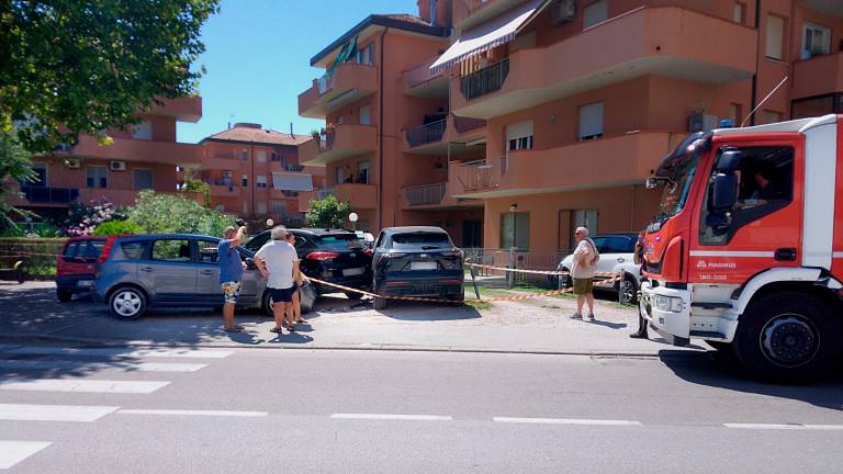 Ravenna, carambola contro le auto in sosta: ferito 42enne