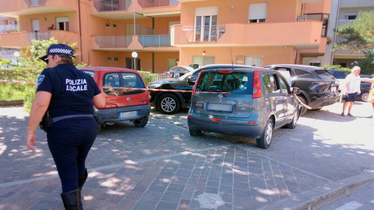 Ravenna, carambola contro le auto in sosta: ferito 42enne