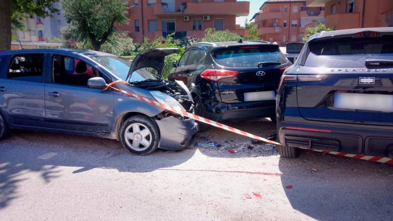 Ravenna, carambola contro le auto in sosta: ferito 42enne