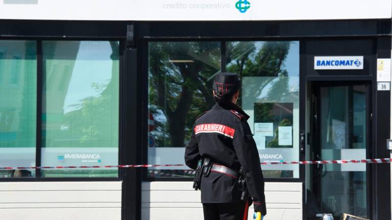 Cattolica, assalto con l’esplosivo al bancomat, braccio amputato ad un ladro residente a Forlì: “Con la mano sinistra si teneva il moncone del braccio destro” VIDEO GALLERY