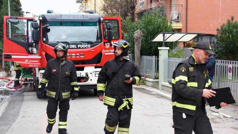 Rimini. Incendio devasta un’auto dentro al garage di un condominio