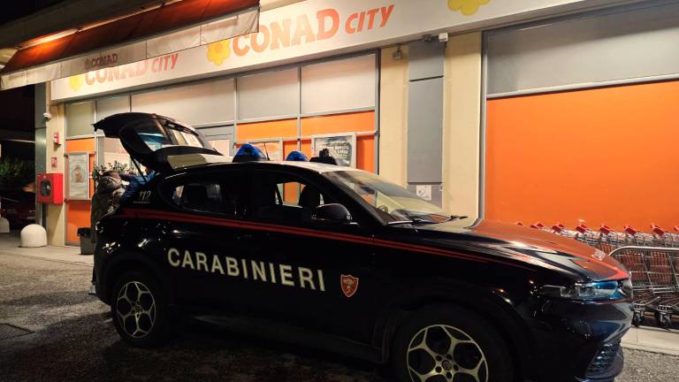 Rimini. Rapina al Conad, pistola puntata alla cassiera, bambini fatti stendere a terra