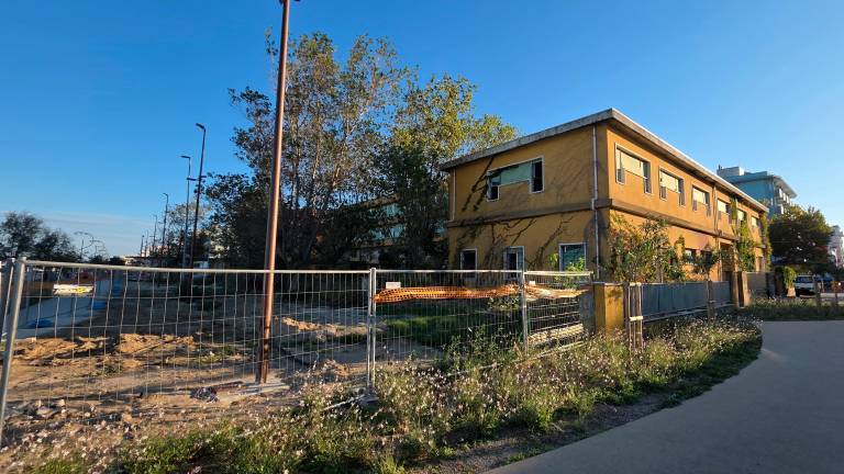 Rimini, il Comune entra in possesso dell’ex Colonia Enel: “Una ferita sul lungomare da trasformare in uno spazio pubblico”