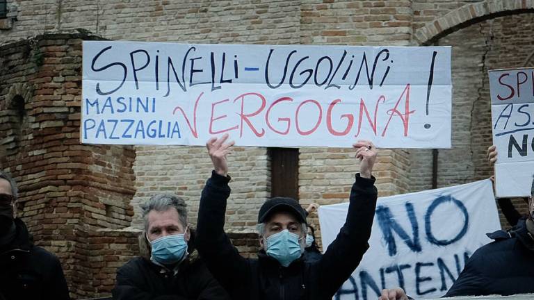 Coriano. Antenna telefonica, i manifestanti bloccano la gru