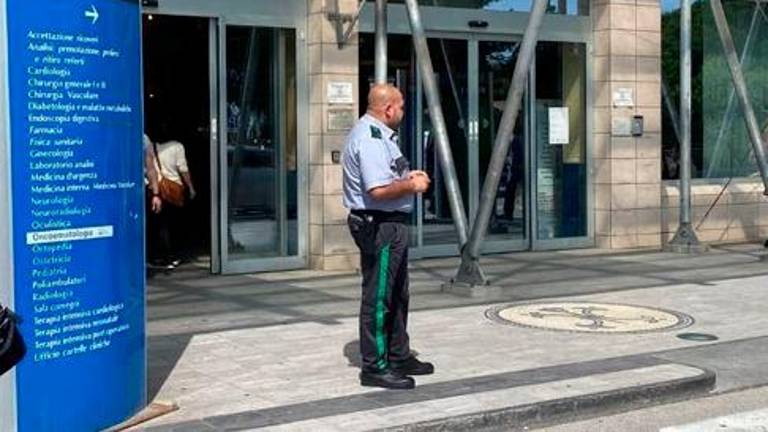 Guardia giurata in servizio all’entrata dell’ospedale Bufalini