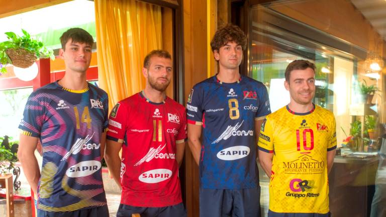 Le maglie con cui giocherà la Consar fotoservizio massimo fiorentini
