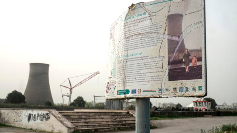 Il cartello turistico che raffigura le torri Hamon e sullo sfondo le gru allestite per la demolizione (Foto e video Massimo Fiorentini)