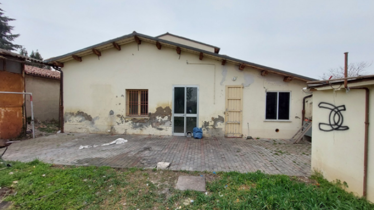 Faenza, furti e danni all'ex scuola materna di Cosina