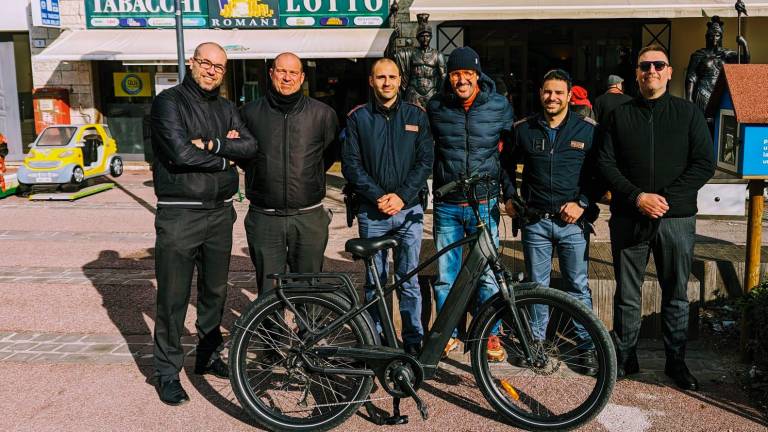 Fabio Cappeli, al centro tra i poliziotti, e ai lati i tre operatori delle Onoranze funebri Cappelli. Davanti, la bici elettrica ritrovata