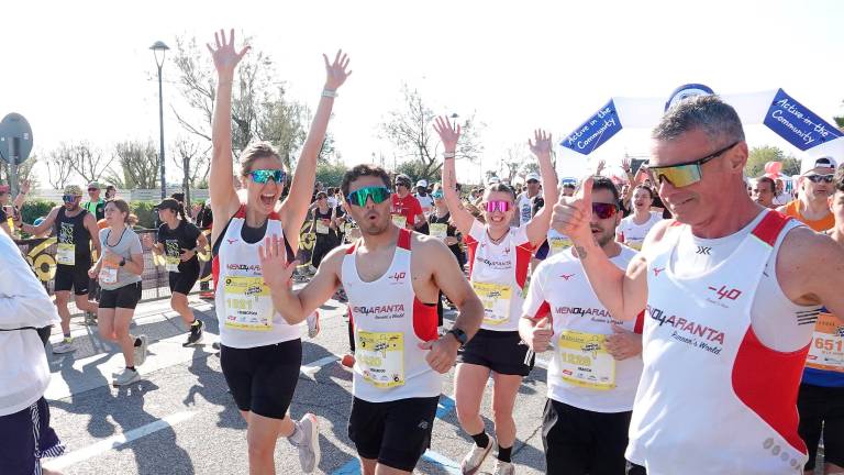 Rimini Marathon, in 10mila di corsa fra mare e centro storico: agonismo e goliardia GALLERY