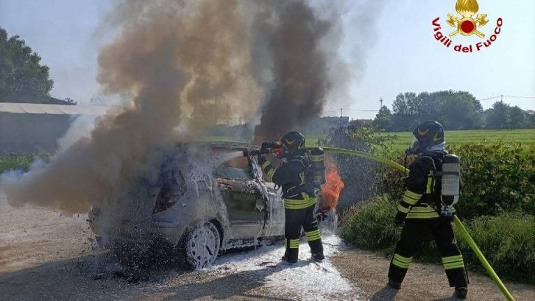 Santa Maria Nuova: auto in fiamme, intervengono i vigili del fuoco