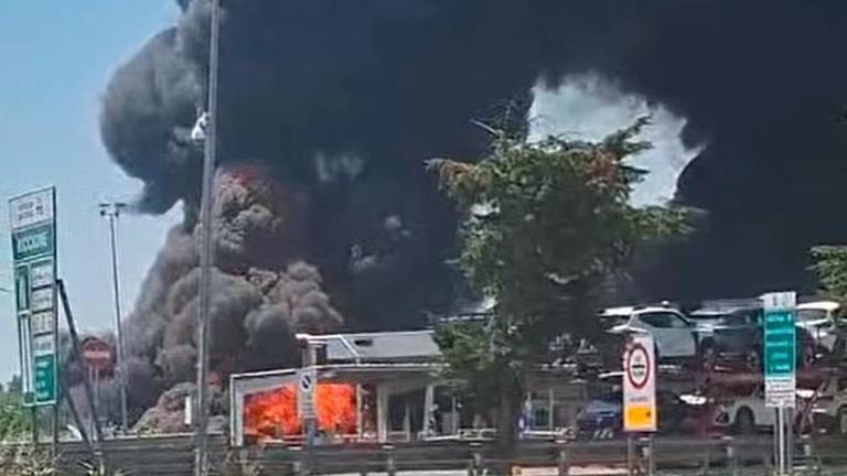 Riccione, incendio in autostrada: autocisterna a fuoco VIDEO