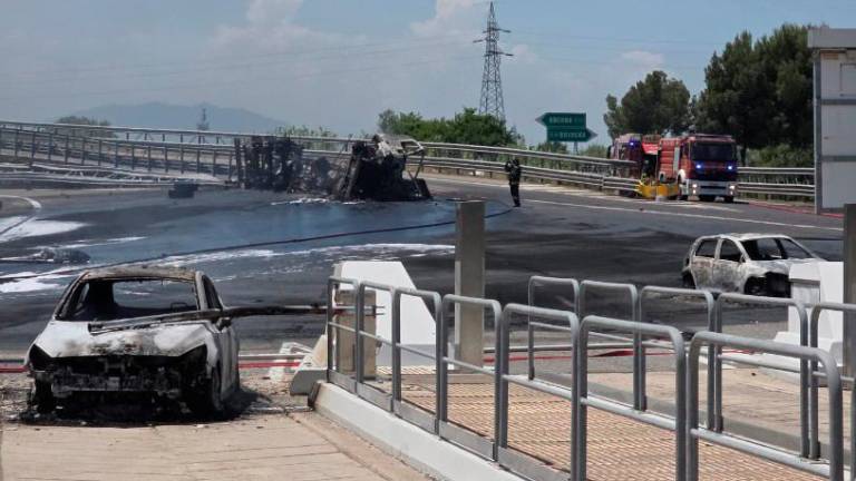 Riccione, incendio in autostrada: autocisterna a fuoco VIDEO