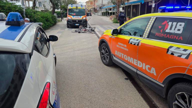 Rimini, scontro fra biciclette: ciclista trasportato in ospedale con l’elicottero GALLERY