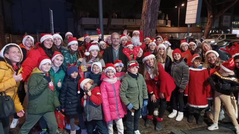 Cesenatico, i canti natalizi dei bambini vincono 1.000 euro alla sala giochi per aiutare i poveri