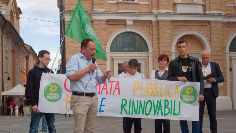 Ravenna. Dinosauri in piazza contro l’uso dei combustibili fossili