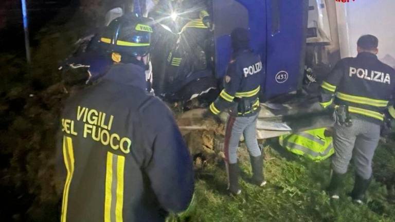 Forlì, tir che trasporta medicinali si ribalta sulla A14