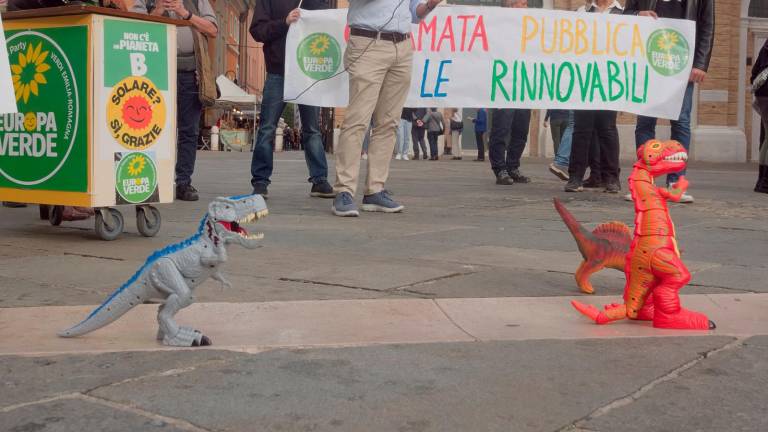 Ravenna. Dinosauri in piazza contro l’uso dei combustibili fossili