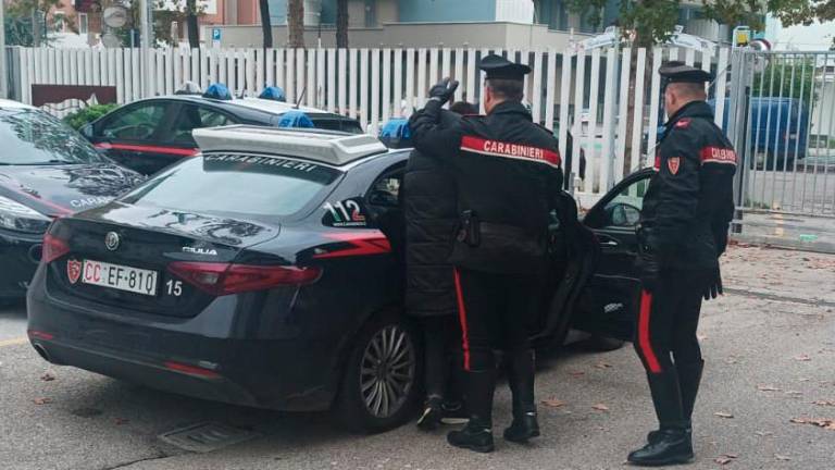 Cesenatico, 25enne va fuori strada e scappa davanti ai carabinieri cercando di speronarli