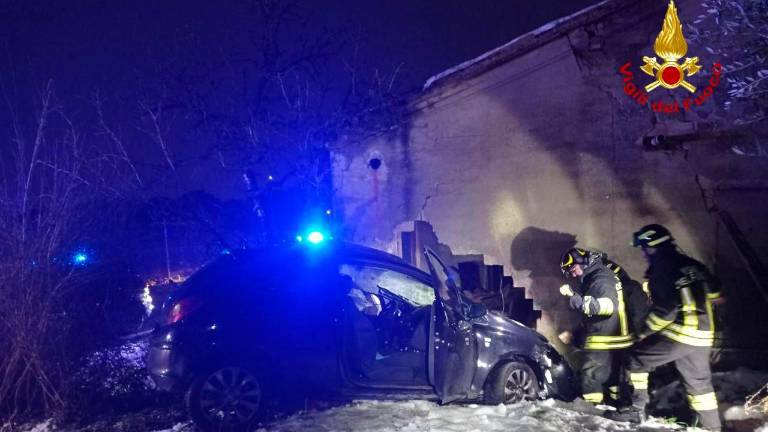 Savignano, incidente: esce di strada e si schianta contro una casa