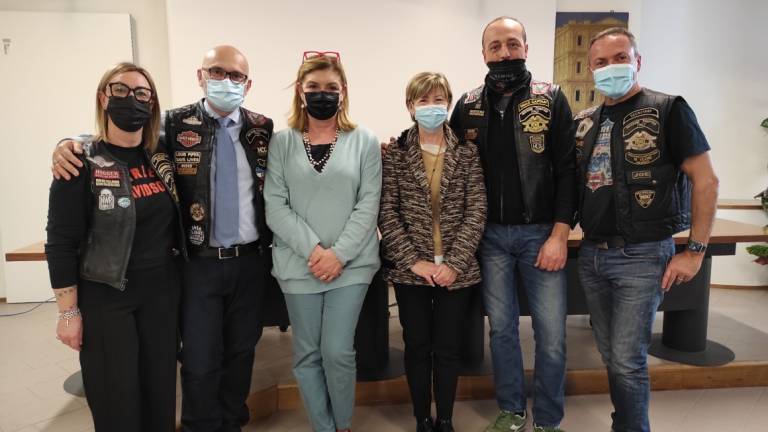 Riccione, motociclisti in Harley dal cuore d'oro: 13 televisori donati all'ospedale