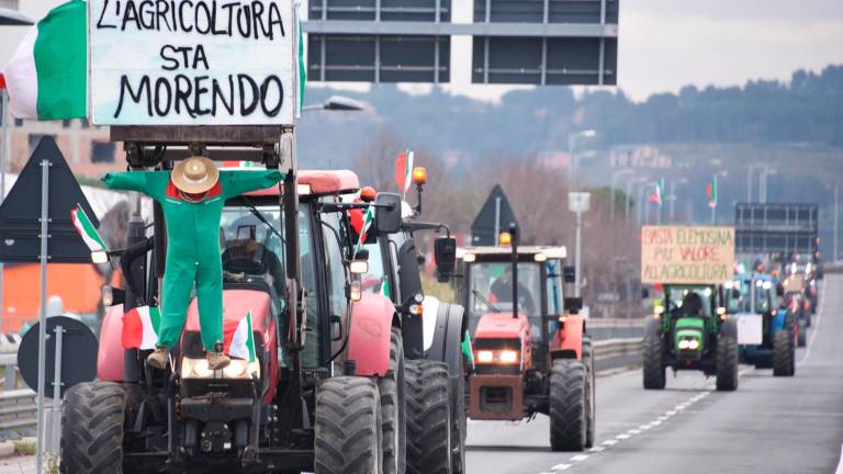 La protesta dei trattori a Rimini: “Siamo i custodi della terra, ma l’Unione Europea ci massacra” - VIDEO GALLERY