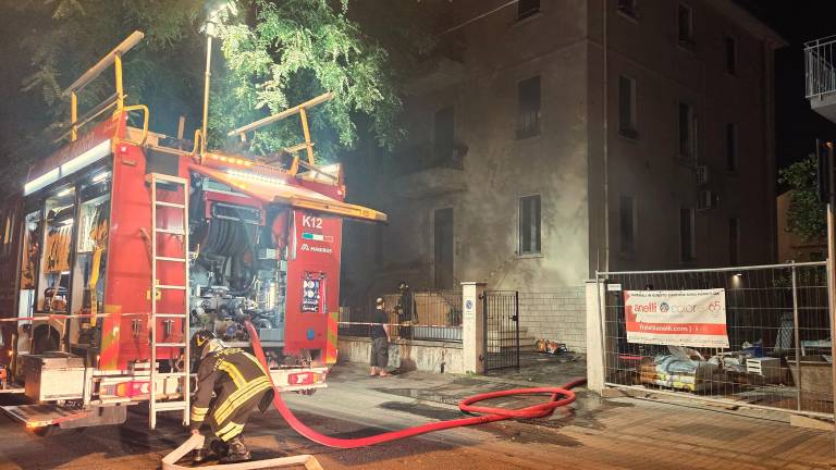 Rimini, fiamme in un seminterrato di via Dardanelli: paura ma nessun ferito FOTOGALLERY
