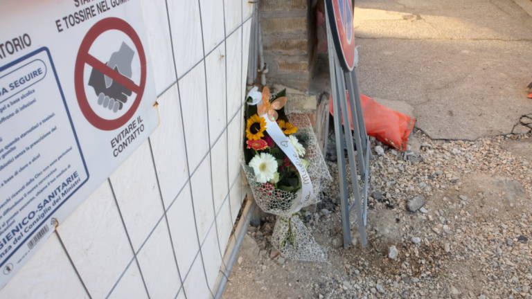 Ravenna, presidio e fiori per ricordare la morte dell'operaio Vasile Burcut