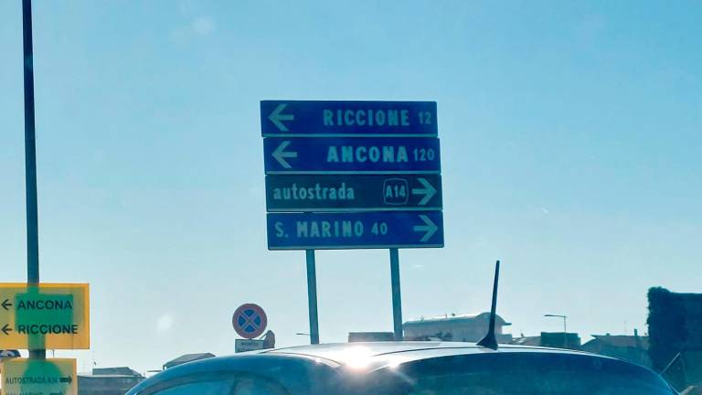 Rimini, la nuova rotonda accorcia i tempi ma “allontana” San Marino indicando una distanza di 40 km...