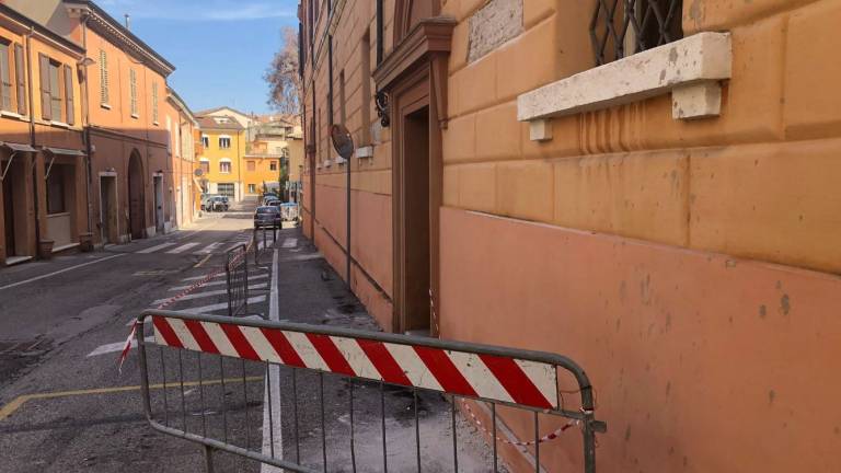 Cedono di già le mura appena restaurate della Malatestiana a Cesena - VIDEO