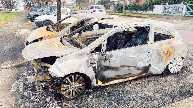 Cesena, due vetture distrutte dal fuoco: danni per 25.000 euro nella notte