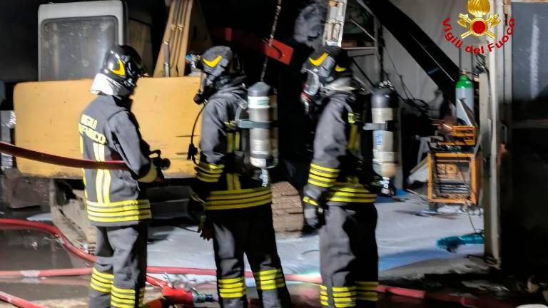 Dovadola, incendio al capannone agricolo con bombole di gpl e acetilene: area messa in sicurezza VIDEO