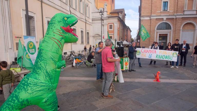 Ravenna. Dinosauri in piazza contro l’uso dei combustibili fossili
