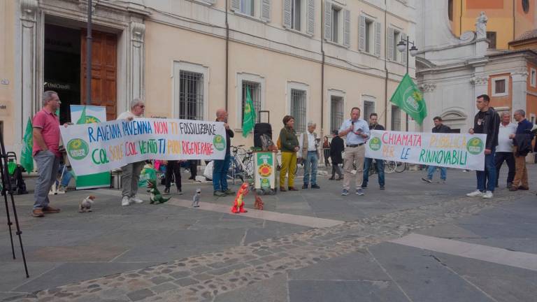 Ravenna. Dinosauri in piazza contro l’uso dei combustibili fossili