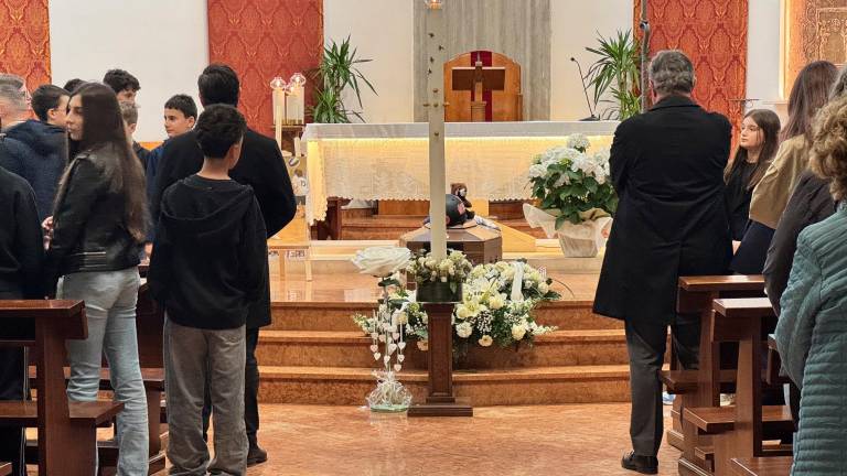 Cesena, folla commossa per il funerale di Mathias Tonti. Il padre: «Era il mio piccolo Ayrton Senna» - VIDEO