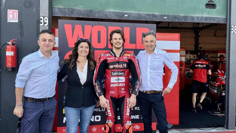 Il sindaco Fabrizio Piccioni, l’assessora regionale Roberta Frisoni, Nicolò Bulega e il direttore del circuito Andrea Albani