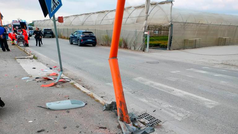 Cesena, incidente in via Cerchia di Martorano: perde il controllo dell’auto e si schianta contro le serre